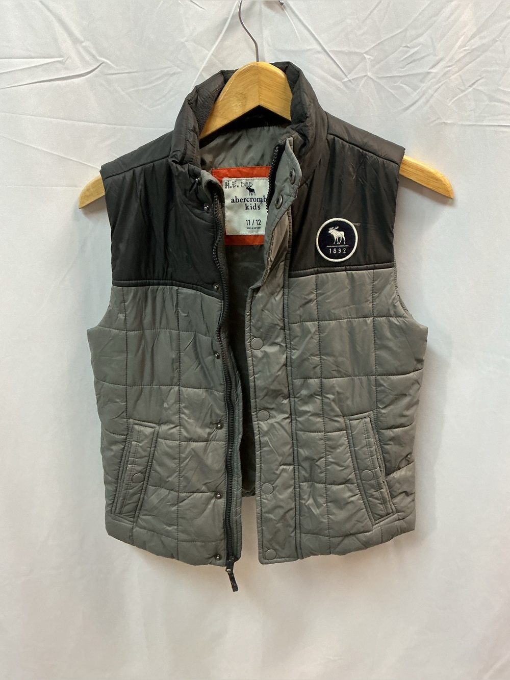 abercrombie kids Gray Puffer Vest with Black Accents size 11/12